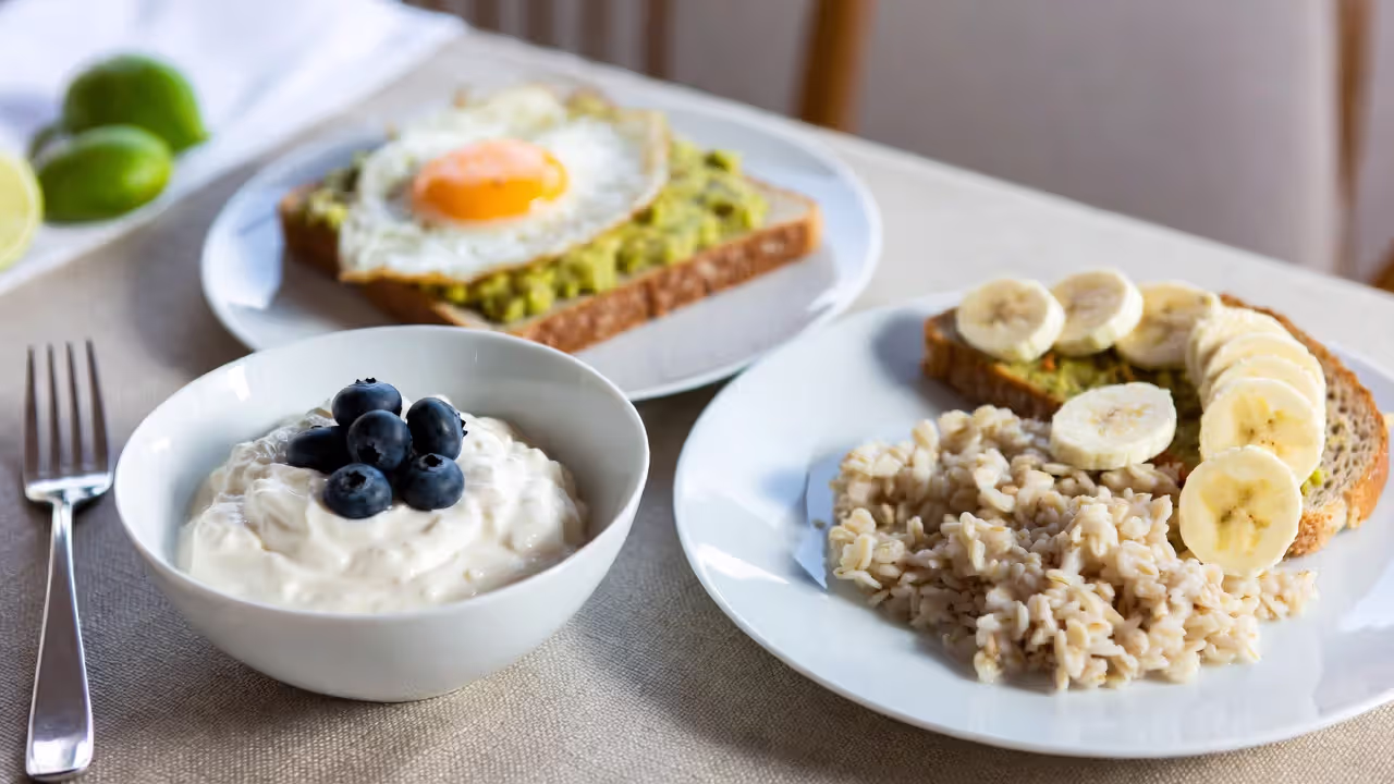 Balanced pre-workout meal options including yogurt with berries, oatmeal with banana, and avocado toast with egg
